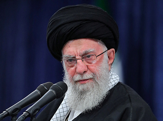 Íránský nejvyí vdce ajatolláh Alí Chameneí se dívá na setkání v Teheránu....