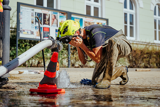 Evakuují, pak zachraují, nakonec pomáhají s úklidem. A na...