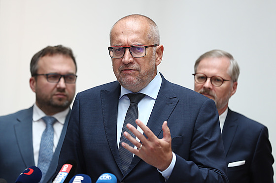 Tiskový briefing po jednání vlády. Na snímku hovo�í  ministr �kolství, mláde�e...