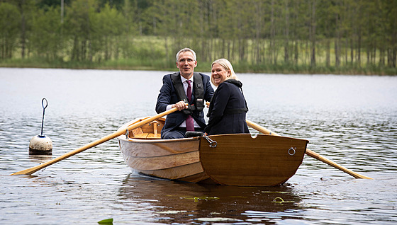 Jens Stoltenberg se �védskou premiérkou Magdalenou Anderssonovou
