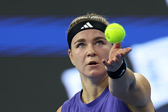 Karolína Muchová podává p�i finálovém zápasu na turnaji v Pekingu.