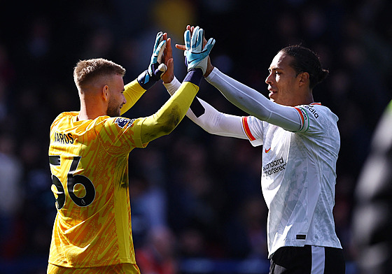 Virgil van Dijk a Vítzslav Jaro slaví vítzství Liverpoolu nad Crystal Palace.