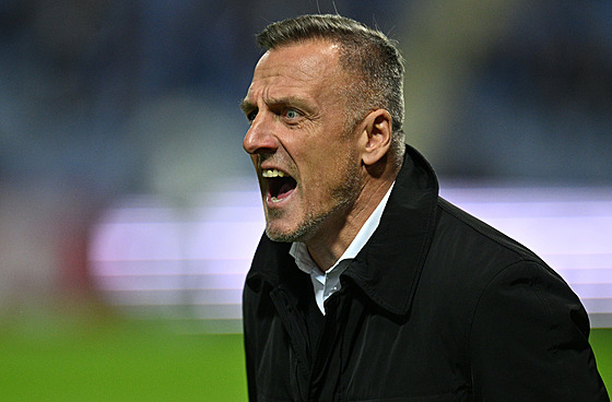 Trenér Jablonce Lubo� Kozel instruuje své hrá�e.