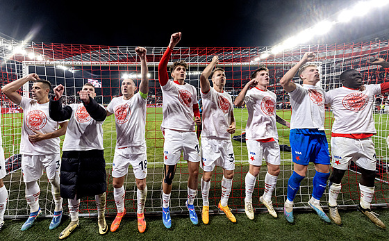 Hrá�i Slavie d�kují fanou�k�m po vyhraném derby.
