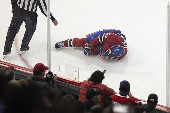 Patrik Laine z�stává le�et na led� po zásahu do kolene.