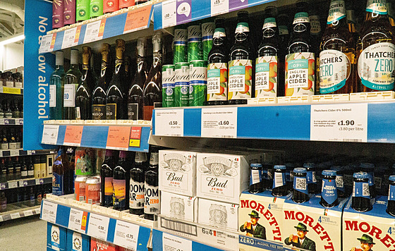 Nabídka bez-a nízkoalkoholických nápoj� v regálu obchodního �et�zce Sainsbury�s...