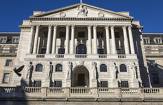 Pr��elí budovy britské centrální banky v ulici Threadneedle v Londýn�. Prastará...