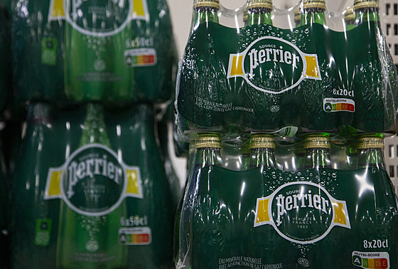 Balení minerální vody Perrier v supermarketu francouzského alpského st�ediska...