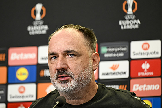Slávistický trenér Jind�ich Trpi�ovský odpovídá na tiskové konferenci p�ed...