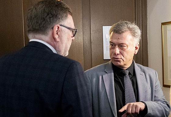 Ministr financí Zbyn�k Stanjura a ministr spravedlnosti Pavel Bla�ek p�ed...