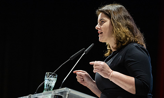 Nov� zvolená p�edsedkyn� SOCDEM Jana Malá�ová na sjezdu v Hradci Králové