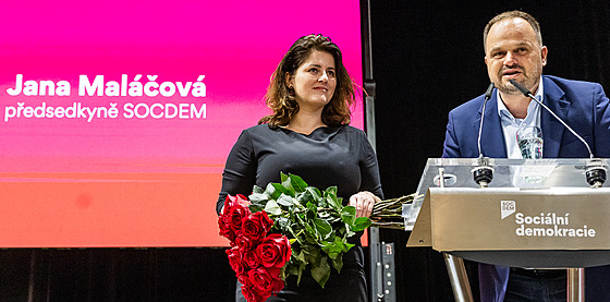 Nov� zvolená p�edsedkyn� SOCDEM Jana Malá�ová na sjezdu v Hradci Králové s...