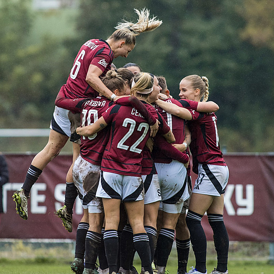 Fotbalistky Sparty se radují z výhry 5:1 v derby proti Slavii.