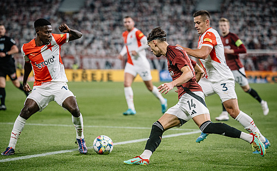 Slávista Oscar Dorley (vlevo) zastavuje spar�ana Veljko Birma�evi�e v ligovém...