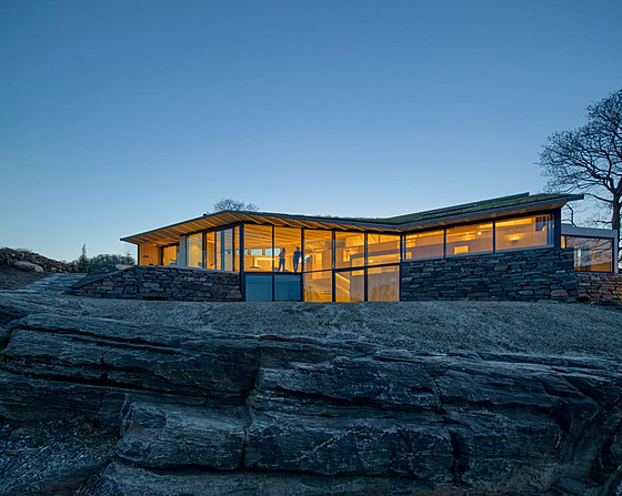 D�m vypadá, jako kdyby vyrostl ze skály.