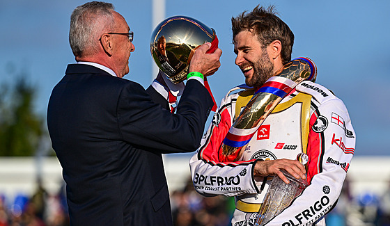 Autor trofeje klenotník Pavel Lejhanec p�edává Zlatou p�ilbu dánskému...
