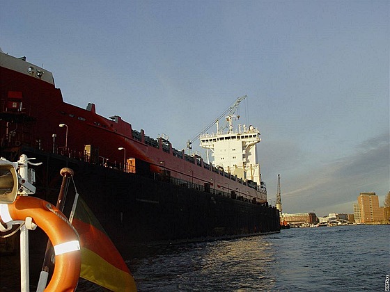 Tanker kotvící v Hamburku.