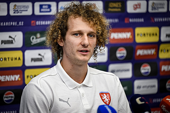 Zálo�ník Alex Král na tiskové konferenci �eské reprezentace.