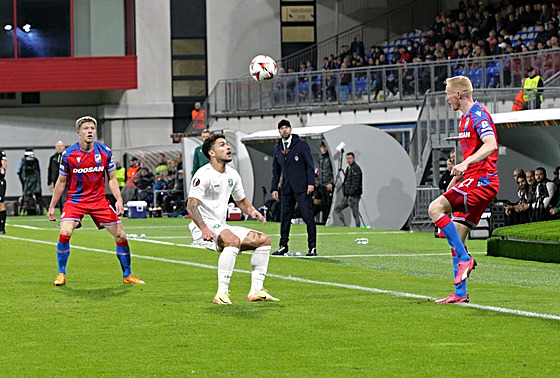 Plzeský stoper Václav Jemelka (vpravo) odvrací mí v utkání s Ludogorcem.