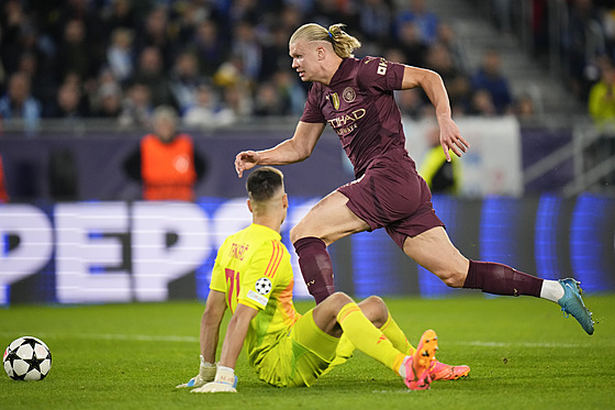 Erling Haaland obehrává branká�e Slovanu Bratislava a do prázdné brány zvy�uje...