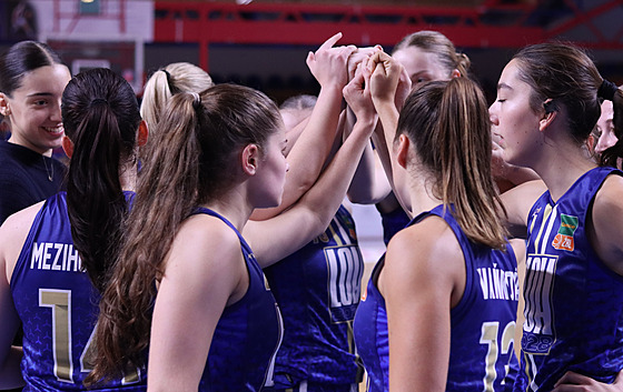 Basketbalistky LOH 2028 Chomutov p�ed zápasem na brn�nské Rosni�ce
