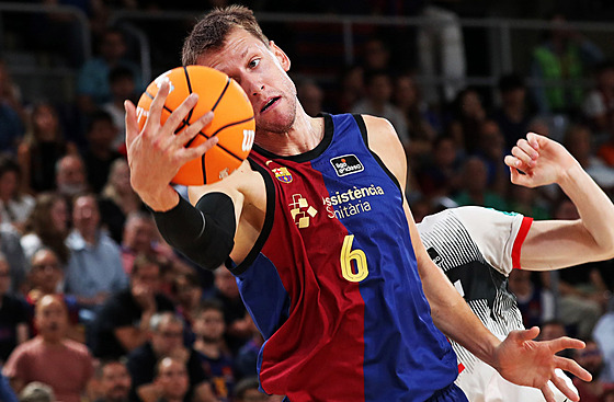 Jan Veselý z FC Barcelona v ligovém zápase s Coviranem Granada