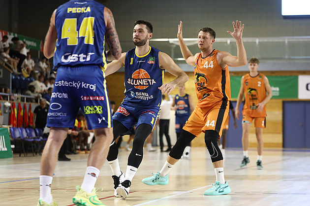Luk Fetr (44) z GBA Jindichv Hradec v zpase s steckou Slunetou.