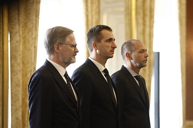 Noví ministři učedníků kouzelníka Pokustona. Vlček a Kulhánek na ochotnickém výkonu vlády už nic nezmění