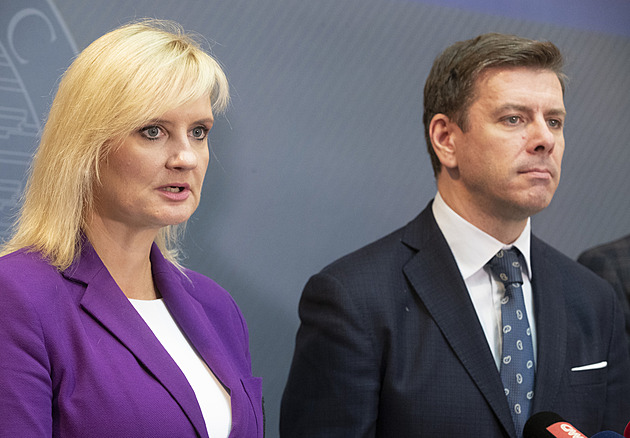 Středočeští zastupitelé volí nové vedení kraje, hejtmankou je opět Pecková