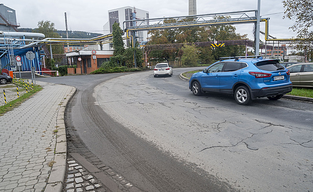 Rozbitou silnici na frekventované ulici Nábeí, která slouí jako objíka...