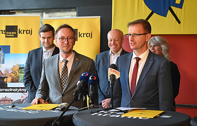 Hejtman Radim Holi z hnutí ANO (vpravo) a lídr Starost Tomá Chmela pi...