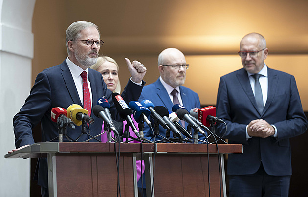 Vláda se vysmála rizikovým profesím. Ve sněmovně se chaoticky improvizovalo až do konce