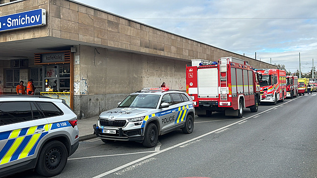 Na Smíchovském nádraží pod soupravu metra skočil člověk. Část linky B stála