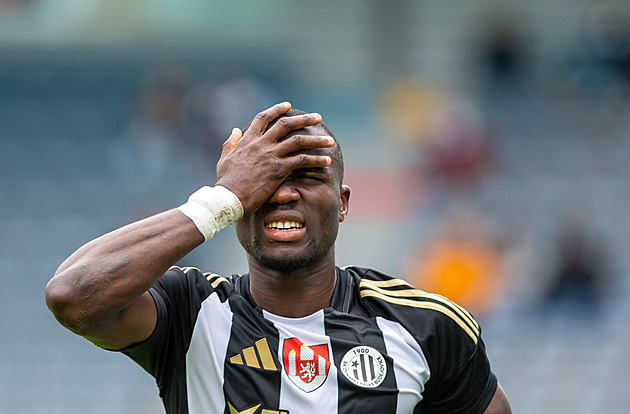 Nespokojen budjovick tonk Adebayo Quadri Adediran bhem zpasu se Slovckem.