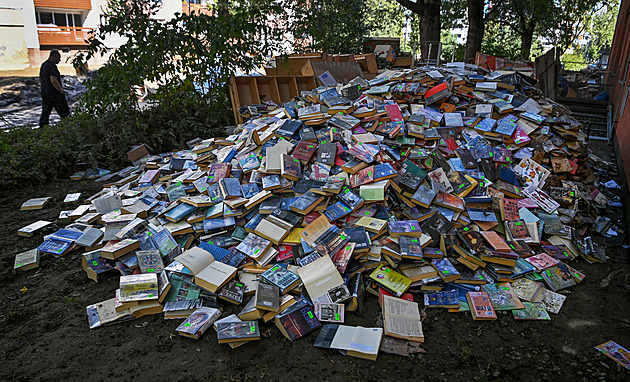 Zatopené knihy z opavské knihovny