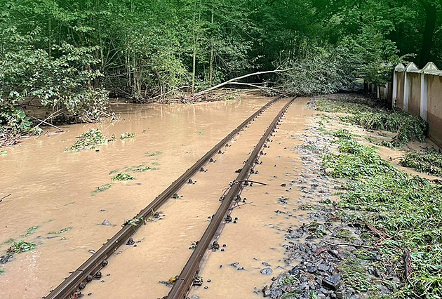 Povode pokodila i úzkorozchodnou elezniní tra na Osoblasku. (16. záí...
