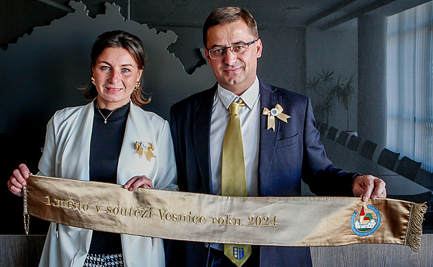 Starosta obce Frantiek tvrtník a místostarostka Veronika astná pózují se...