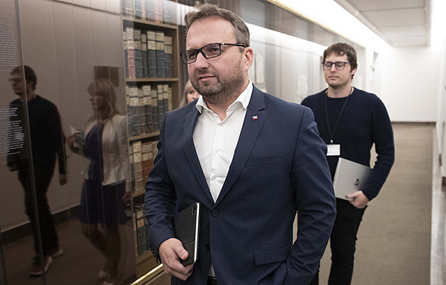Poslanci dokončí debatu o návrhu vlády, který zvýší věk odchodu do penze