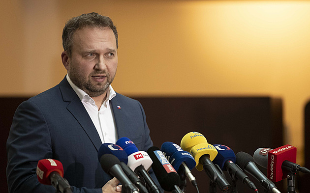 Revize dávek má lidi motivovat k práci, řekl Jurečka. Žádat mohou nově i na poště