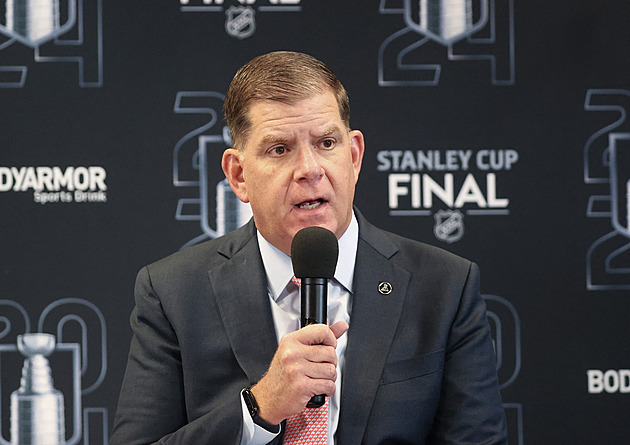 Jako vlézt na minové pole. Vyřeší NHL citlivé téma? Šéfa osočují z útoku na hráče