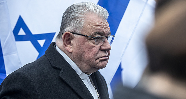 Dominik Duka, pes Páně. Odmala obdivoval armádu, přednost nakonec dostala církev