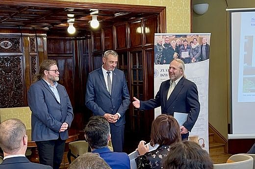 Tomá� Ledvinka p�ebírá ocen�ní pro svého otce Franti�ka Ledvinku z rukou...