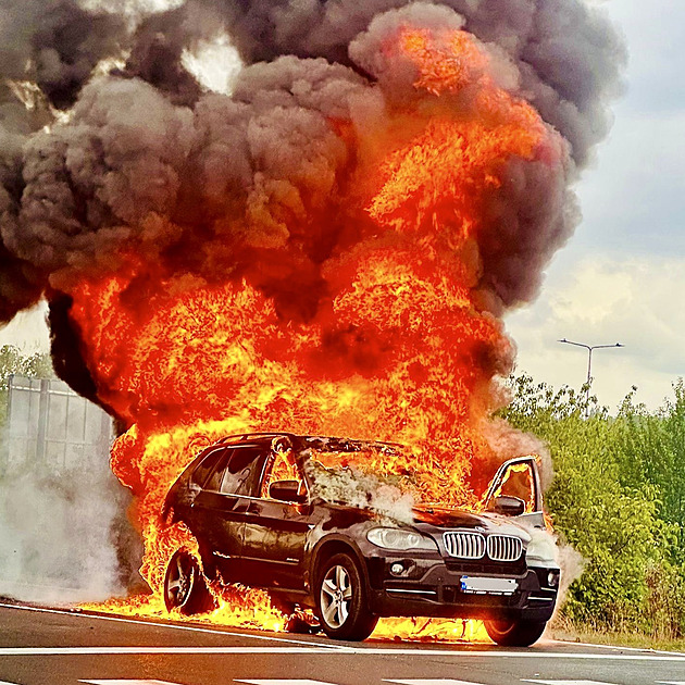 Ho�ící auto v pra�ských �áblicích. (3. �íjna 2024)