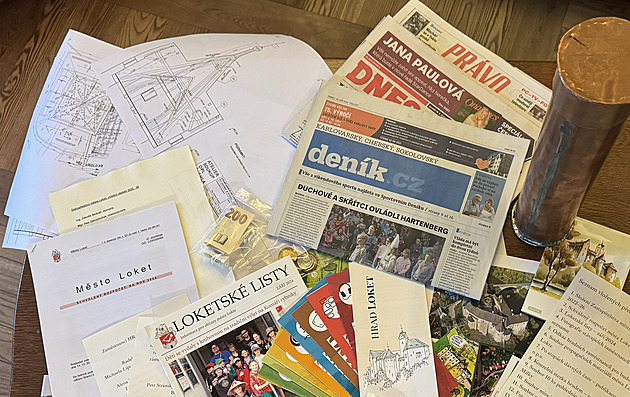 Nové �asové schránky jsou ulo�ené na vrcholku hradní v�e v makovici s bání a...