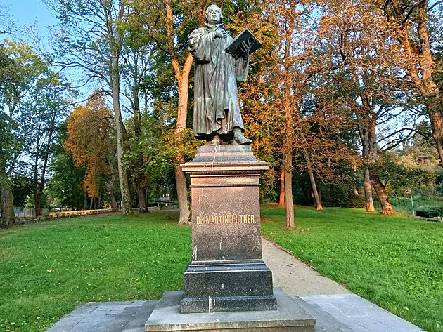 Sochu Martina Luthera, která je jednou z mála aských památek, potísnil vandal...