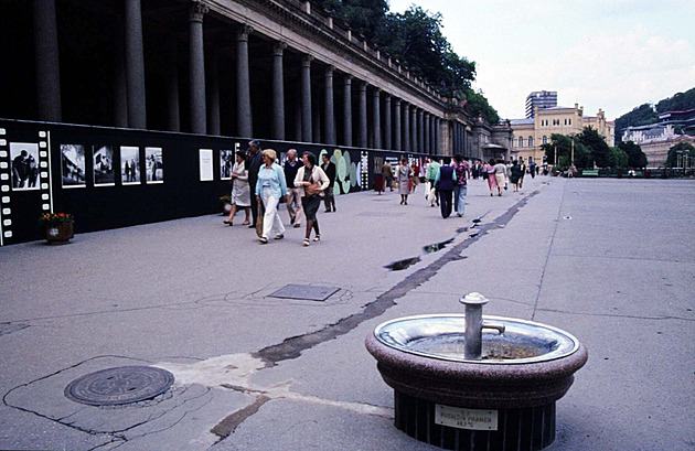 Mlýnská kolonáda v Karlových Varech v roce 1982, kdy byly zahájeny úpravy...