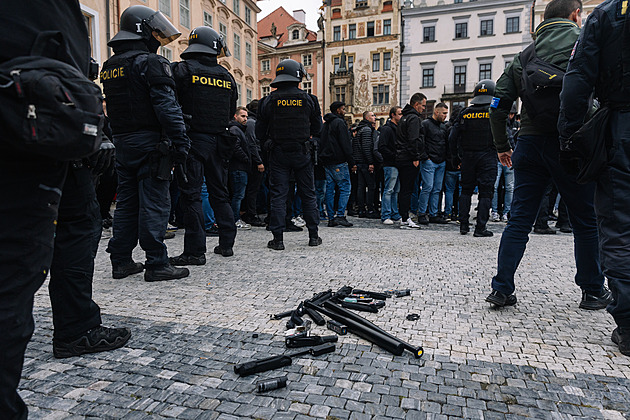 Policisté ped tvrtením fotbalovým zápasem praské Slavie proti Ajaxu...