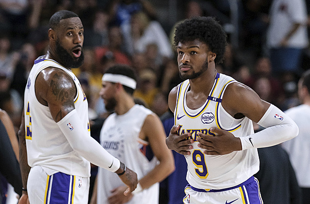 Všechno nejlepší, synku! LeBron a Bronny poprvé nastoupili za Lakers