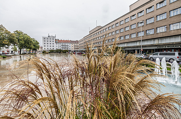 Na Ulrichov námstí v Hradci Králové jako by se zastavil as, radnice jej...