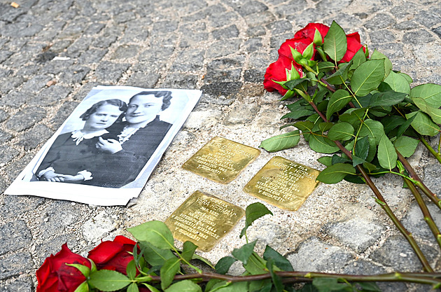 Rodinu idovského lékae Emila Hermana pipomínají ti kameny zmizelých na...